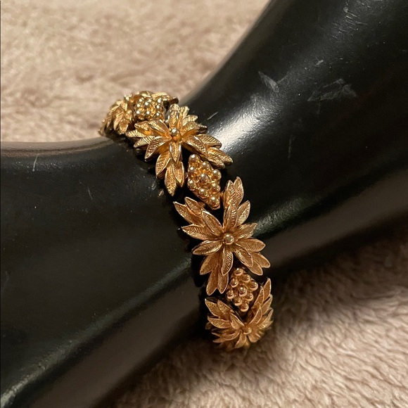 Sarah Coventry Gold Leaf Bracelet - Picture 1 of 6